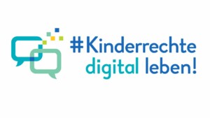 Auf dem Bild steht #kinderrechte digital leben! und das dazugehörige Logo ist zu sehen. Das Los ist zwei sich kreuzende viereckige Sprechblasen. Eine Sprechblase ist oben links etwas geöffnet. Aus dieser Öffnung schweben verschiedenfarbende kleine Vierecke heraus.