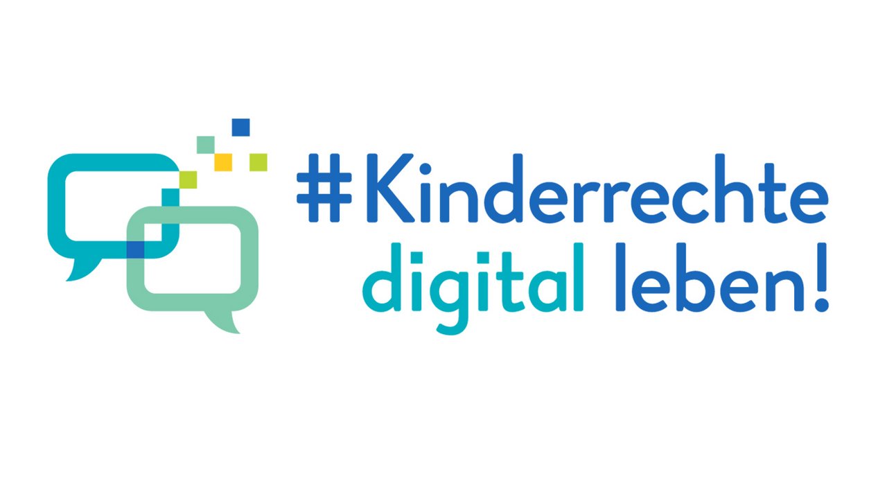 Auf dem Bild steht #kinderrechte digital leben! und das dazugehörige Logo ist zu sehen. Das Los ist zwei sich kreuzende viereckige Sprechblasen. Eine Sprechblase ist oben links etwas geöffnet. Aus dieser Öffnung schweben verschiedenfarbende kleine Vierecke heraus.