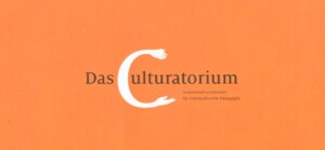 Das Bild ist ganz in Orange gehalten. Auf dem orangen Hintergrund steht mit schwarzer Schrift geschrieben Das Culturatorium - Improvisionstheater für interkulturelle Pädagogik. Das C ist dabei sehr viel größer gehalten als alle anderen Buchstaben, mit weißer Farbe geschrieben und dessen beide Enden werden zu Händen