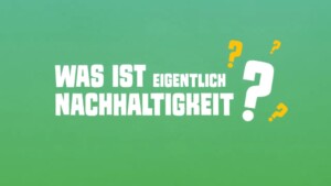 Das Bild ist komplett in grüner Farbe gehalten. Mit weißer Schrift steht geschrieben Was ist eigentlich Nachhaltigkeit? Ein großes Fragezeichen ist in weiß, drei kleine Fragezeichen, die um das große Fragezeichen kreisen, sind in gelber Farbe