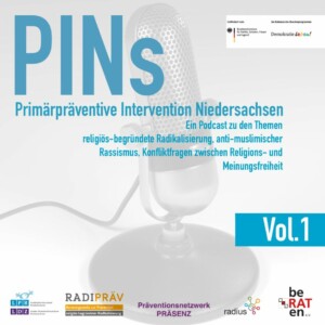 Auf dem Bild steht im Vordergrund PINs Vol.1 Primärpräventive Intervention Niedersachsen. Ein Podcast zu den Themen religiöse-begründete Radikalisierung, anti-muslimischer Rassismus, Konfliktfragen zwischen Religions- und Meinungsfreiheit. Im Hintergrund ist ein Mikrophone abgebildet