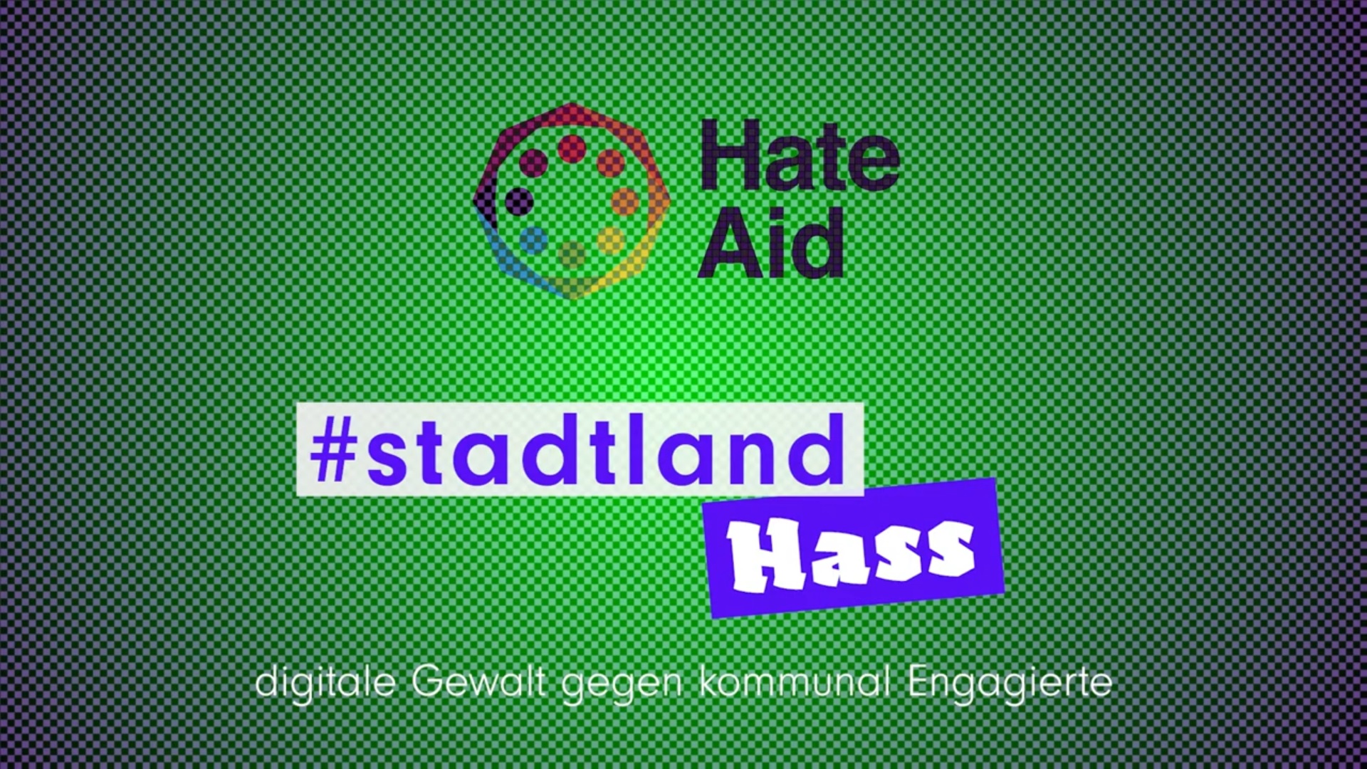 Das Bild zeigt auf einem hell und dunkel grün gekachelten Hintergrund das Logo und die Schrift von Hate Aid. Das Logo besteht aus einem Kreis der unterschiedliche Farbtöne aufweist und in dessen Mitte sich Punkte, als Kreis angeordnet, die ebenfalls unterschiedliche Farbtöne aufweisen. Darunter steht #stadtlandhass digitale Gewalt gegen kommunal engagierte. Das Bild wird für den Beitrag Bastian Drumm verwendet