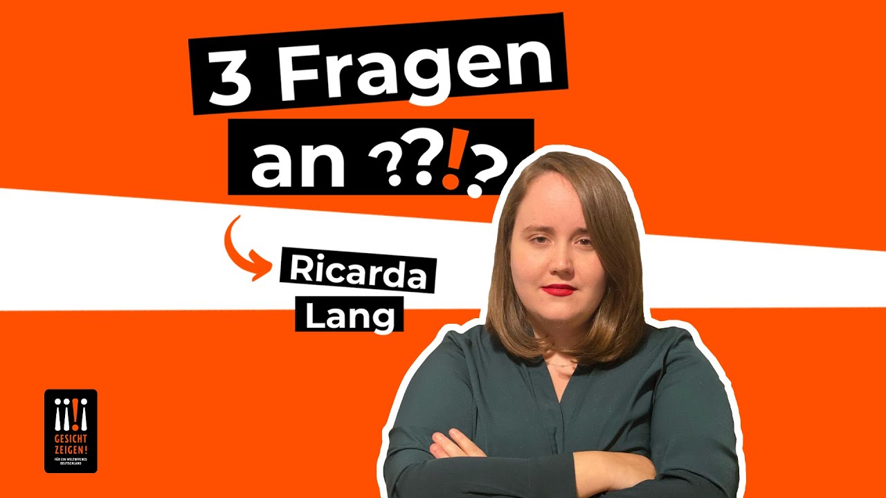 Im Hintergrund sind zwei große mit orange gefüllte Flächen zu sehen die von einer in der Mitte kleineren weißen Fläche getrennt werden. Im Vordergrund sieht man eine das Gesicht und den Oberkörper einer Frau die ihre Arme verschränkt. Über und neben ihren Kopf steht 3 Fragen an Ricarda Lang. Unten links im Bild steht das Logo von Gesicht Zeigen!