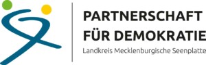 Das Bild zeigt das Logo der Partnerschaft für Demokratie. Landkreis Mecklenburgische Seenplatte. Neben dem Namen ist ein blaues Symbol zu sehen, das an eine Schleife erinnert die nicht geschlossen ist. Darüber befinden sich oben links ein grüner Punkt und oben rechts ein gelber Punkt. Das Bild wir für den Beitrag Buergerforum fuer Penzlin verwendet