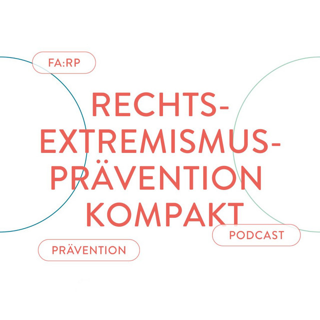 Auf dem Bild steht in der Mitte mit roter Schrift Rechtsextremismusprävention kompakt. Links und rechts sind blau umrandete Halbkreise zu erkenne. Oben im Bild steht FA:RP uten im Bild steht Podcast und Prävention