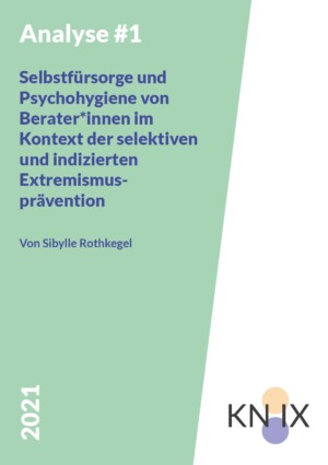 Das Bild ist schräg in blassgrüner und weißer Farbe geteilt. Auf der blassgrünen steht Analyse #1 Selbstfürsorge und Psychohygiene von Beraterinnen im Kontext der selektiven und indizierten Extremismusprävention Von Sibylle Rothkegel 2021. Auf der weißen Seite steht KN:IX. Der eine Punkt beim Doppelpunkt hell-beige der andere lila