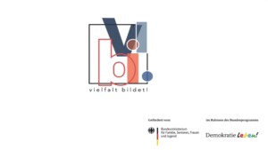 Auf dem Bild steht das Logo von vielfalt bildet! mit Schriftzug und das Logo des Bundesministeriums für Familie, Senioren, Frauen und Jugend und das Logo des Bundesprogramms Demokratie leben! Das Bild erscheint im Rahmen des Beitrags Projekt Vielfalt bildet