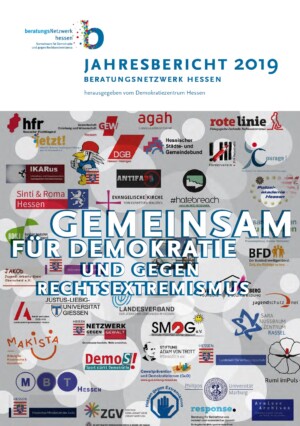 Auf dem Bild steht im Vordergrund Gemeinsam für demokratie und gegen rechtsextremismus und darüber steht Jahresbericht 2019 des Beratungsnetzwerk Hessen. Im Hintergrund des Bildes sind diverse Logos und Schriftzüge von unterschiedlichen Vereinen die sich alle gegen Rechtsextremismus engagieren zu sehen.