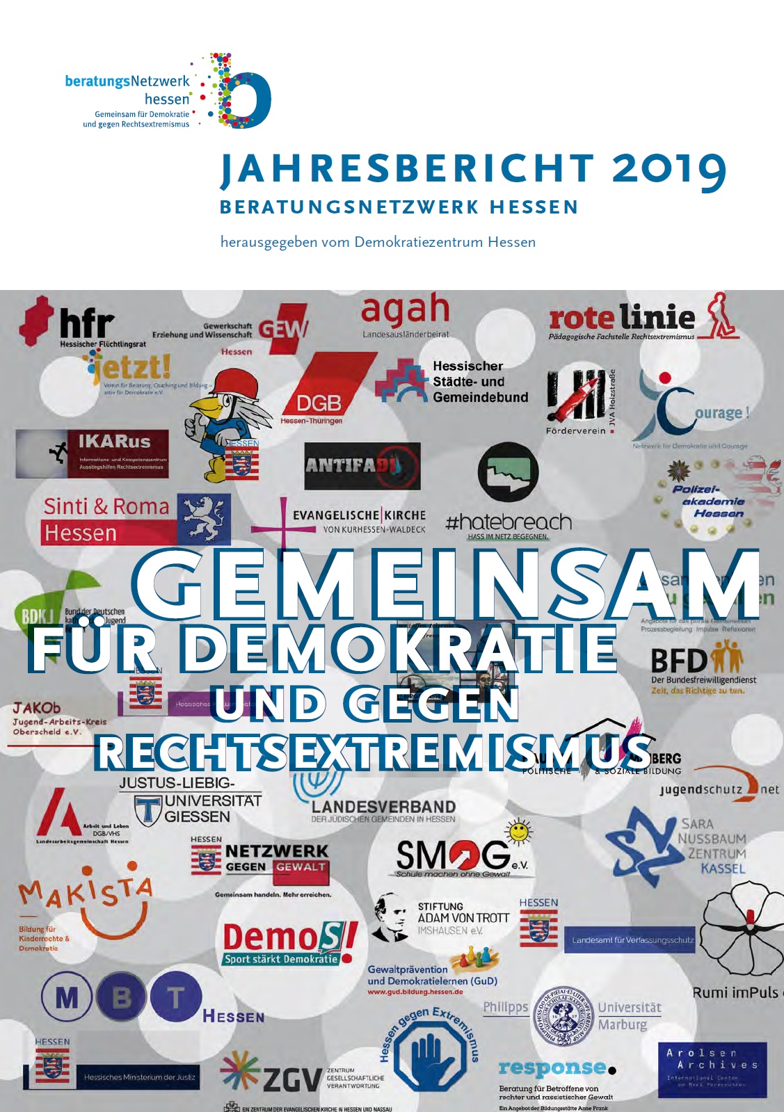 Auf dem Bild steht im Vordergrund Gemeinsam für demokratie und gegen rechtsextremismus und darüber steht Jahresbericht 2019 des Beratungsnetzwerk Hessen. Im Hintergrund des Bildes sind diverse Logos und Schriftzüge von unterschiedlichen Vereinen die sich alle gegen Rechtsextremismus engagieren zu sehen.