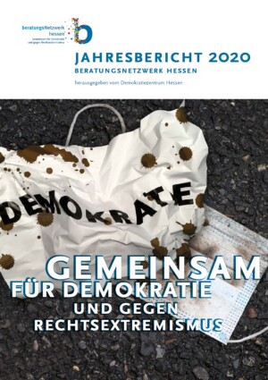 Im Vordergrund des Bildes steht Gemeinsam für Demokratie und gegen Rechtsextremismus und Jahresbericht 2020 des Beratungsnetzwerk 2020. Im Hintergrund sieht man eine Gesichtsmaske die auf dem Boden liegt, neben ihr ein zerknülltes dreckiges Papier auf dem Demokratie steht