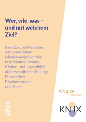 Das Bild ist in der Hälfte geteilt durch die Farben beige und weiß. Auf der beigen Seite steht Wer, wie, was – und mit welchem Ziel? Ansätze und Methoden der universellen Islamismusprävention in Kommune, Schule, Kinder- und Jugendhilfe, außerschulischer Bildung, Elternarbeit, Psychotherapie und Sport 2021. Im weißen Feld steht ufuq.de Jugendkulturen, Islam & politische Bildung und KN:IX