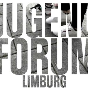 Auf dem Bild ist in einem weißen Rahmen gebettet transparent Jugendforum Limburg geschrieben. Durch die transparenten Buchstaben kann man erkennen das im Hintergrund sich ein gepflasterte Boden befindet auf denen zwei oder drei Personen stehen. Ihre Schuhe und einen Teil ihrer Beine sind zu erkennen. Das Bild ist im Rahmen des Beitrags Imagefilm Jugendforum der PfD Limburg entstanden