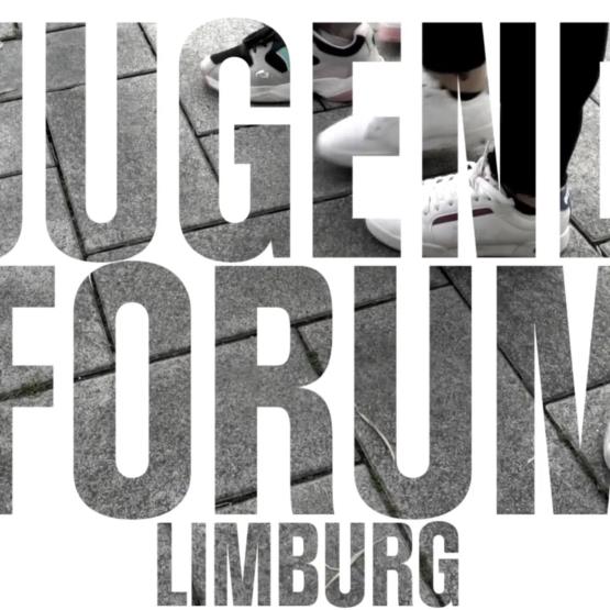 Auf dem Bild ist in einem weißen Rahmen gebettet transparent Jugendforum Limburg geschrieben. Durch die transparenten Buchstaben kann man erkennen das im Hintergrund sich ein gepflasterte Boden befindet auf denen zwei oder drei Personen stehen. Ihre Schuhe und einen Teil ihrer Beine sind zu erkennen. Das Bild ist im Rahmen des Beitrags Imagefilm Jugendforum der PfD Limburg entstanden