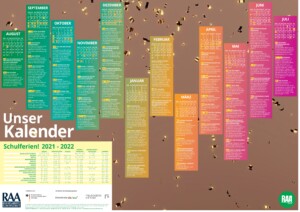 Auf dem Bild unten links steht Unser Kalender 2021-2022. Darunter sind die Schulferien der einzelnen Bundesländer aufgelistet und darunter steht das Logo von RAA, Demokratie leben und der der Freudenberg Stiftung. Der Rest des Bildes führt die unterschiedlichen Monate der Jahres auf mit Erklärungen zu bestimmten Feiertagen im jeweiligen Monat. Hinter der Auflistung der Monate fliegen goldene Konfetti in der Luft