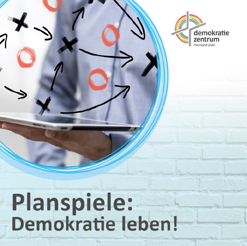 Auf dem Bild sieht man eine weiß-bläuliche Ziegelwand die je weiter man nach oben sieht immer mehr verschwimmt und oben im Bild nicht mehr zu sehen ist. Auf dem Bild steht Planspiel Demokratie leben! Darüber ist einem Kreis ein Bild eingefügt, dass einen Teil eines Oberkörpers einer Person zeigt, die ein Tablet in der hand hält. Auf dem Bild sind noch rote kreise, schwarze X und schwarze Pfeile die die X miteinander verbinden zu sehen