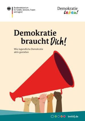 Auf dem Bild ist in bunten Comicstil ein übergroßer roter Lautsprecher abgebildet der von fünf unterschiedlich-farbigen Händen gehalten wird. Über dem Lautsprecher steht Demokratie braucht dich! Wie Jugendliche Demokratie aktiv gestalten