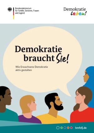 Auf dem Bild ist in bunten Comicstil verschiedene Menschen mit unterschiedlicher Hautfarbe abgebildet. Über dem Lautsprecher steht Demokratie braucht sie! Wie Erwachsene Demokratie aktiv gestalten