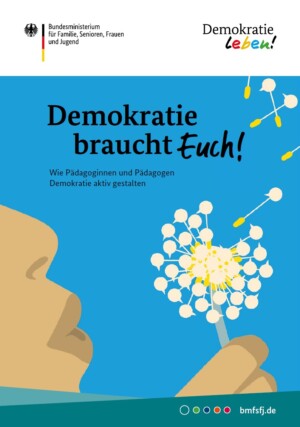 Auf dem Bild ist ein Teil eines Gesichtes zu erkennen, der Mund und die Nase sowie zusätzlich zwei Finger. Die Finger halten eine Pusteblume. Der Mund macht eine pustende Bewegung und fünf Blüten der Pusteblume fliegen mutmaßlich dadurch durch die Luft. Über der Szenerie steht Demokratie braucht Euch! Wie Pädagoginnen und Pädagogen Demokratie aktiv gestalten