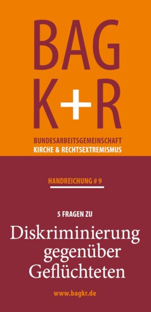 Das Bild ist farblich zweigeteilt. Oben ist es orange unten braun. Oben steht BAG K+R Bundesarbeitsgemeinschaft Kirche & Rechtsextremismus. Unten steht Handreichung #9 5 Fragen zu Diskriminierung gegenüber Geflüchteten