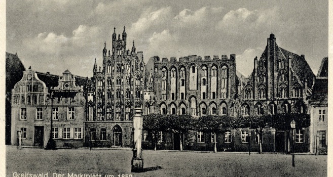 Das ist ist eine alte schwarz-weiß Fotografie, die den Marktplatz von Greifswald um 1850 zeigt. Das Bild gehört zum Beitrag Juedisches Leben in Greifswald