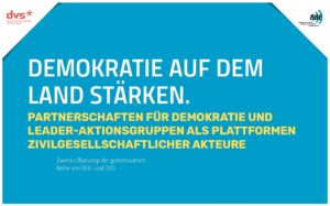 Der Hintergrund des Bildes ist in blau gehalten. Mit weißer Schrift steht darauf geschrieben Demokratie auf dem land stärken. Mit gelber Schrift steht darunter geschrieben Partnerschaften für Demokratie ind Leader-Aktionsgruppen als Plattformen zivilgesellschaftlicher Akteure