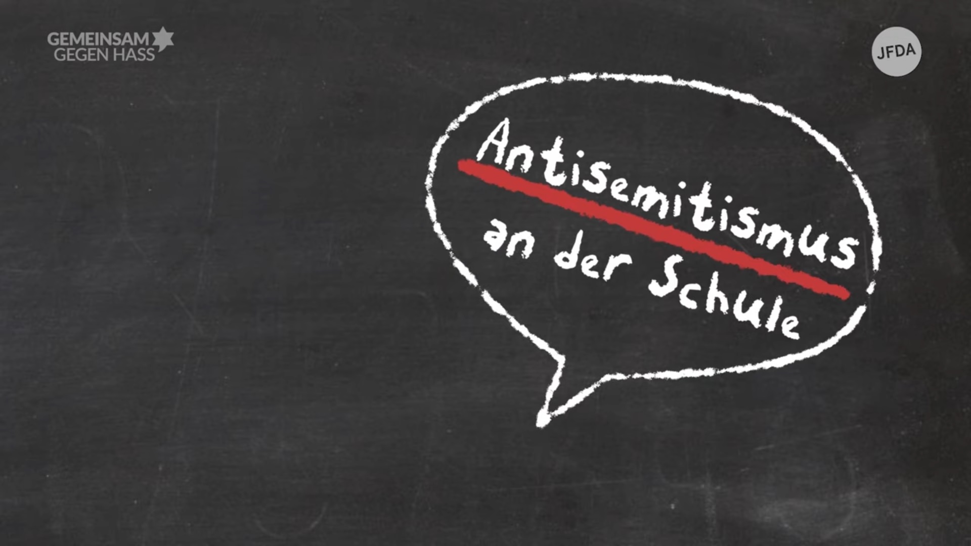 Das Bild ist grau. Auf dem Bild ist mit weißer Farbe eine Sprechblase gemalt in der steht Antisemitismus an der Schule. das Bild gehört zum Beitrag Mach mal keine Judenaktion