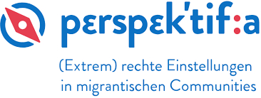 Das Bild zeigt ein Symbol, dass einer Kompassnadel nachempfunden ist. Daneben steht perspek´tif:a (Extrem) rechte Einstellungen in migrantischen Communities