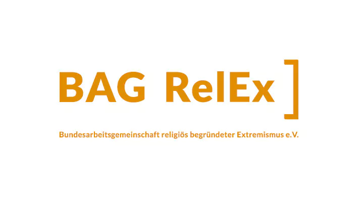 Auf dem Bild steht mit oranger Schrift geschrieben BAG RelEx Bundesarbeitsgemeinschaft religiös begründeter Extremismus