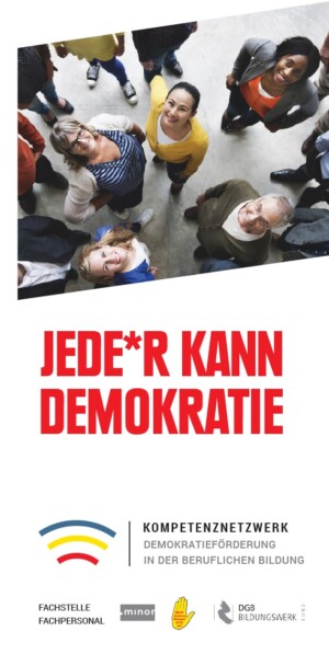 Auf dem Bild sieht man einen Ausschnitt eines Fotos das von oben aufgenommen worden ist, auf dem eine Gruppe von Menschen in die Kamera blickt und lächelt. Darunter steht Jede*r kann Demokratie