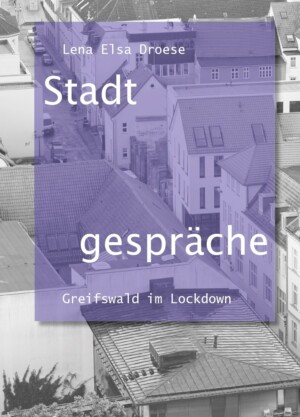 Das Bild zeigt ein Schwarz-Weiß Foto, dass einen Straßenzug zeigt. In der Mitte des Bildes ist ein lila-transparentes Viereck eingefügt in dem mit weißer Farbe geschrieben steht Stadtgespräche - Greifswald im Lockdown