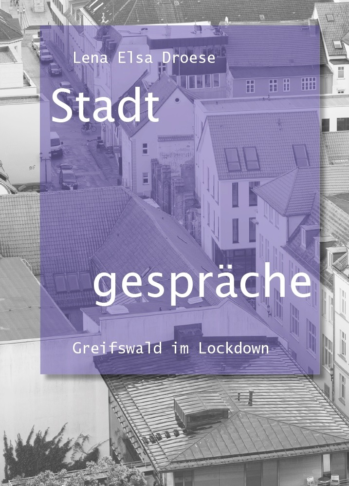 Das Bild zeigt ein Schwarz-Weiß Foto, dass einen Straßenzug zeigt. In der Mitte des Bildes ist ein lila-transparentes Viereck eingefügt in dem mit weißer Farbe geschrieben steht Stadtgespräche - Greifswald im Lockdown