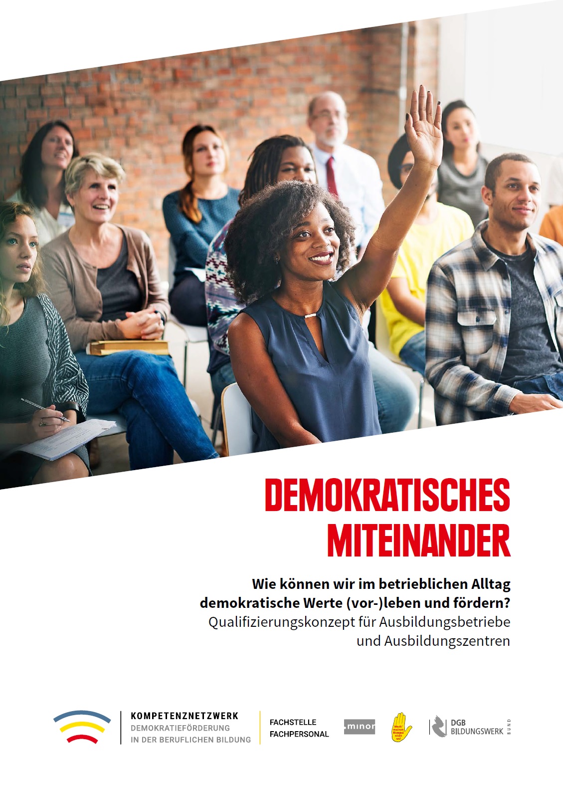 Auf dem Bild sieht man einen Ausschnitt eines Fotos auf dem eine Gruppe von Menschen abgebildet ist die sitzend mutmaßlich jemanden zuhören. Eine Person im Vordergrund meldet sich. Darunter steht demokratisches miteinander