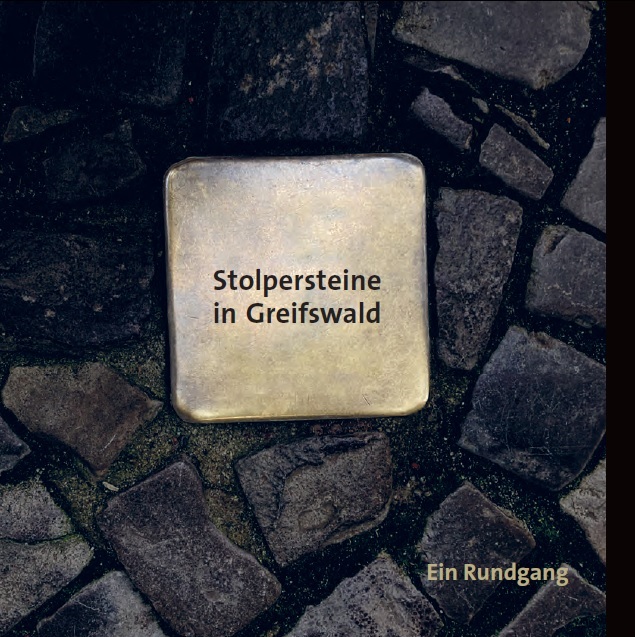 Auf dem Bild ist ein Stolperstein abgebildet auf dem steht Stolpersteine in Greifswald