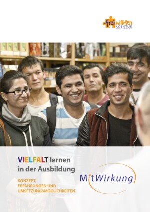 Auf dem Bild sieht man eine Gruppe lachender Menschen. Darunter steht Vielfalt lernen in der Ausbildung. MitWirkung