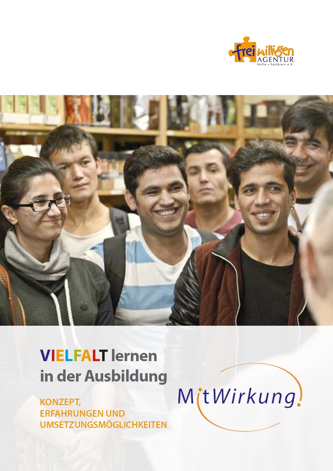 Auf dem Bild sieht man eine Gruppe lachender Menschen. Darunter steht Vielfalt lernen in der Ausbildung. MitWirkung