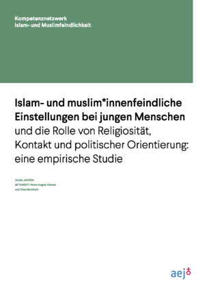 Auf dem Bild bildet ein grünes Viereck den obere Teil. In diesem Viereck steht Kompetenznetzwerk Islam- und Muslimfeindlichkeit. Der restliche Teil desBildes ist weiß und mit schwarzer Schrift geschrieben steht darauf Islam- und muslimfeindliche Einstellungen bei jungen Menschen