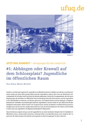 Auf dem Bild sieht man mutmaßlich einen öffentlichen Platz mit Gebüuden drum herum und Treppen auf denen Menschen sitzen. Auch gehen Menschen auf dem Platz. Darunter steht Abhängen oder Krawall auf dem Schlossplatz? Jugendliche im öffentlichen Raum