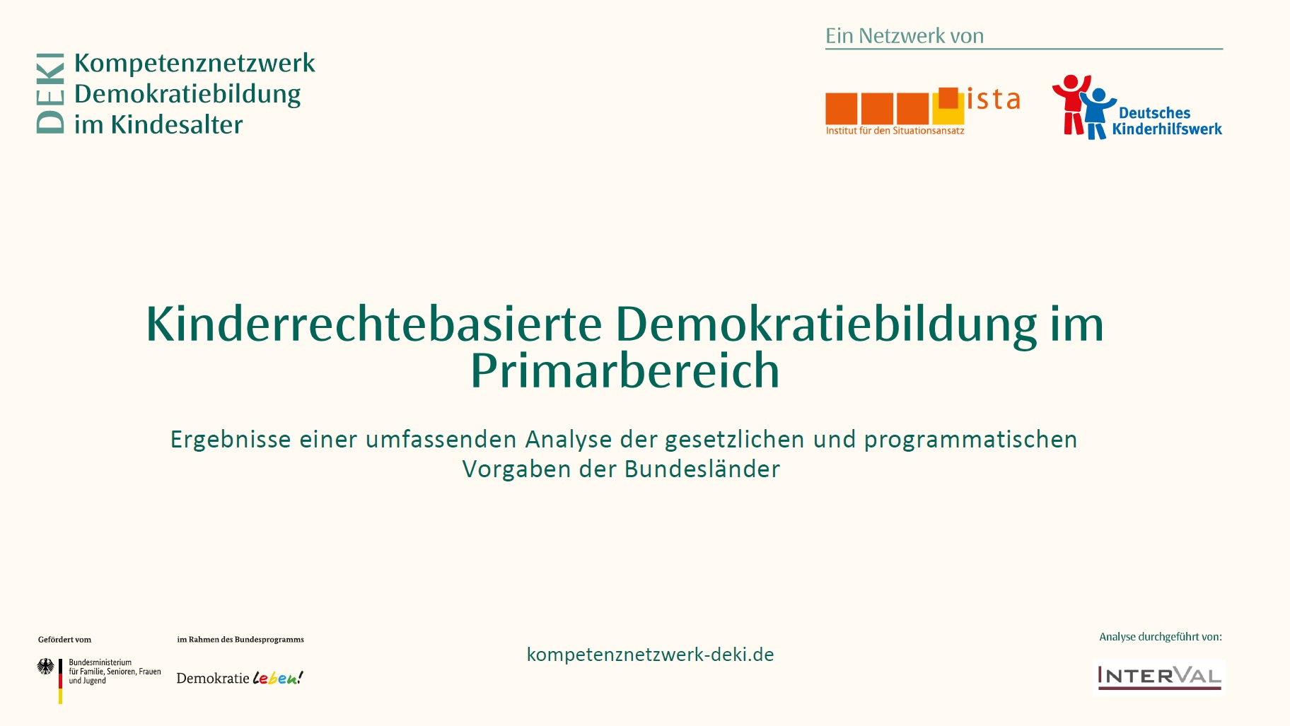 Das Bild ist das erste Blatt der PowerPoit, auf dem neben unterschiedlichen Logos, die Überschrift steht kinderrechtebasierte Demokratiebildung im Primarbereich