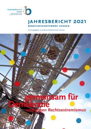 Auf dem Bild steht Bericht 2021 Beratungsnetzwerk Hessen - gemeinsam für demokratie und gegen Rechtsextremismus. Im Hintergrund ist mutmaßlich ein Teil einer Achterbahn oder etwas ähnliches abgebildet