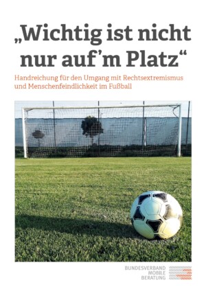 Auf dem Bild sieht man einen Fußball der auf einem Rasen vor einem Fußballtor liegt. Darüber steht Wichtig ist nicht nur auf dem Platz