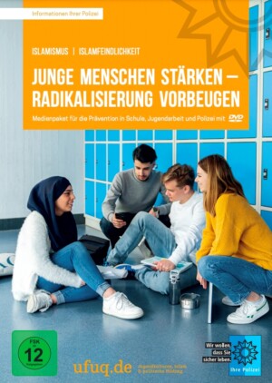 Als Überschrift über dem Bild steht Junge menschen Stärken - Radikalisierung vorbeugen. Auf dem Bild sieht man junge Menschen, eine Frau mit Kopftuch, die vor Spinden sitzen und sich unterhalten.