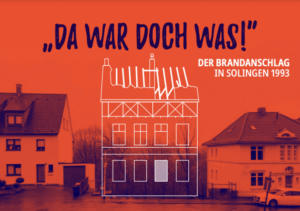 Das Foto zeigt eine Häuserzeile mit einer Lücke. Dort ist das durch den Anschlag zerstörte Haus eingezeichet. Die Überschrift ist da war doch was