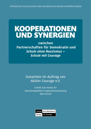 Das Bild ist in zwei veschiedenen türkistönen Gehalten. In der Mitte steht "Kooperationen und Synergien. Zwischen Partnerschaften für Demokratie und Schule ohne Rassismus - Schule mit Courage." Darunter steht "Gutachten im Auftrag von Aktion Courage e.V. Erstellt vom Institut für Demokratiepolitik & Organisationsberatung Bad Honnef". Ganz unten mittig im Bild ist das Logo von "Schule ohne Rassismus- Schule mit Courage", dass schwarz weiß kariert ist.