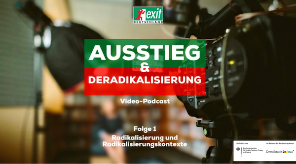 Im Vordergrund des Bildes steht Ausstieg und Deradikalisierung. Darüber steht Exit Deutschland und darunter Video Podcast. Im Hintergund sieht man verschwommen ein Fernsehstudio mit Kamera, Licht und mutmaßlich eine interviewte Person