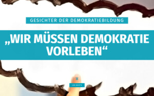 Auf dem Bild steht Gesichter der Demokratiebildung "Wir müssen Demokratie vorleben. Darunter sieht man einen Finger