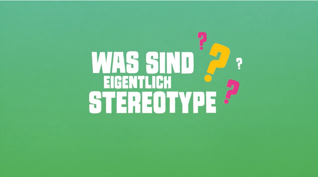 Der Hintergrund ist grün und in großer weißer Schrift steht der Titel des Videos "Was sind eigentlich STereotype?" Daneben sind mehrere pink eund gelbe Fragezeichen.