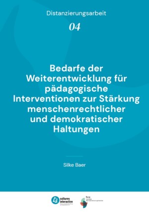 Auf blauem Grund steht mit weißer Schrift: Distanzierungsarbeit 04: Bedarfe der Weiterentwicklung für pädagogische Interventionen zur Stärkung menschenrechtlicher und demokratischer Haltungen