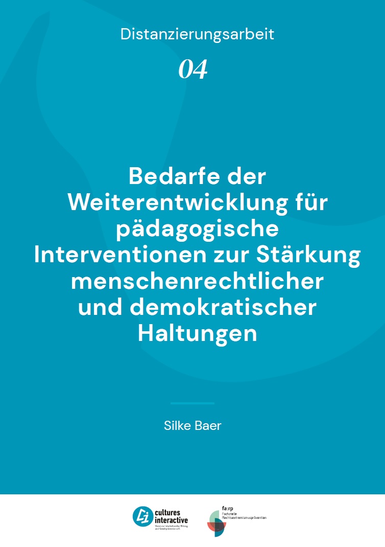 Auf blauem Grund steht mit weißer Schrift: Distanzierungsarbeit 04: Bedarfe der Weiterentwicklung für pädagogische Interventionen zur Stärkung menschenrechtlicher und demokratischer Haltungen