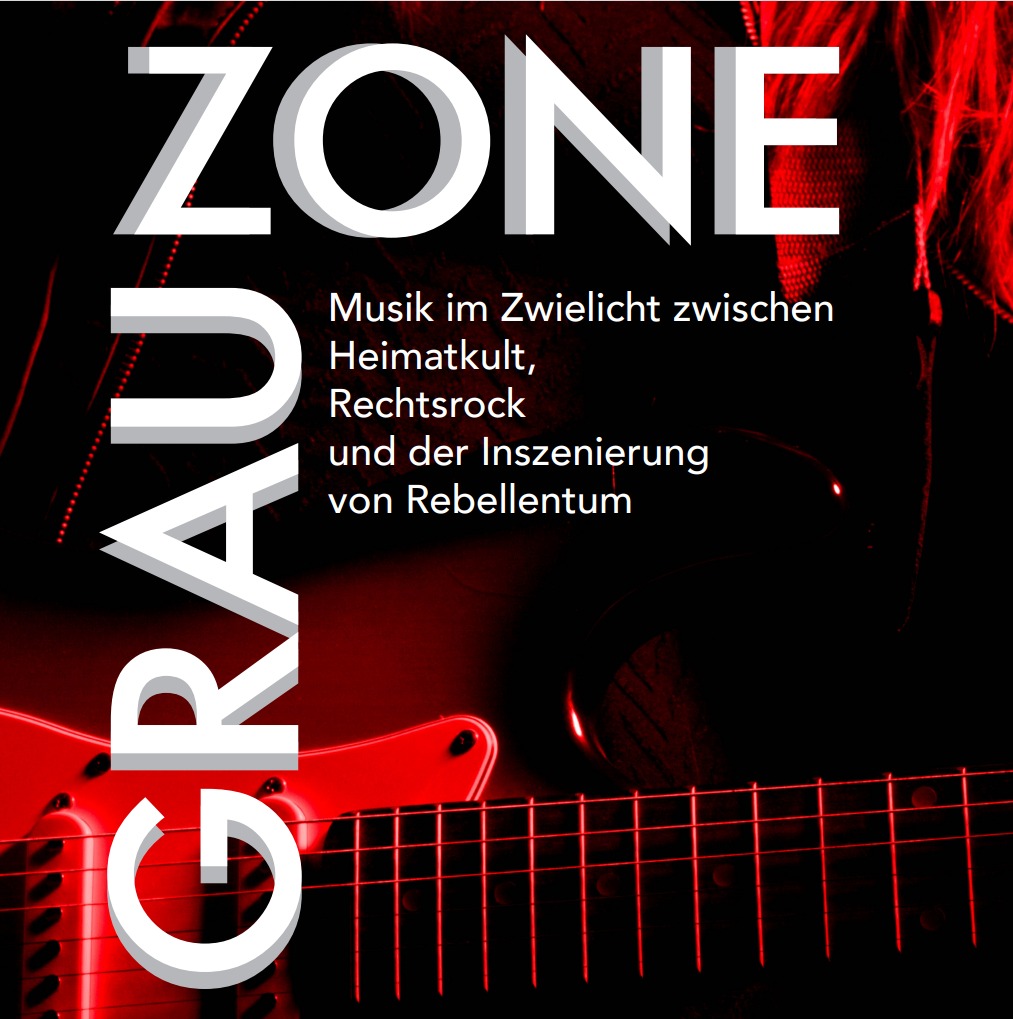 Im Hintergrund sieh man den Ausschnitt einer E-Gitarre die von einer Person gehalten wird. Das Bild ist in schwarz und rot gehalten. Am linken Bildrand steht "Grau" und im oberen Bildrand "Zone".