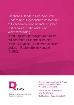 Das Bild ist zu zwei Dritteln in magenta gefärbt. Auf diesem Teil steht der Titel der Broschüre: "Fachliches Handeln zum Wohl von Kindern und Jugendlichen im Kontakt mit anderer fundamentalistischer und radikaler Religiösität und Weltanschauung." Der untere Teil ist weiß. Dort sieht man das Logo von RaFiK sowie die Namen der Projekträger:innen und Autor:innen.